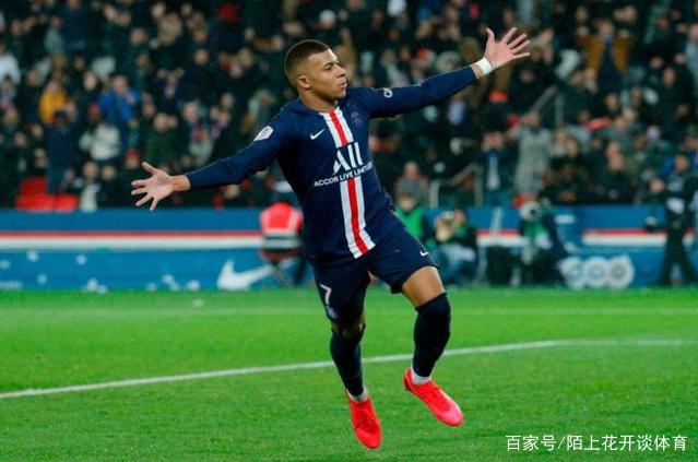 记者：切尔西在努力引进罗克，曼联也在关注他的情况